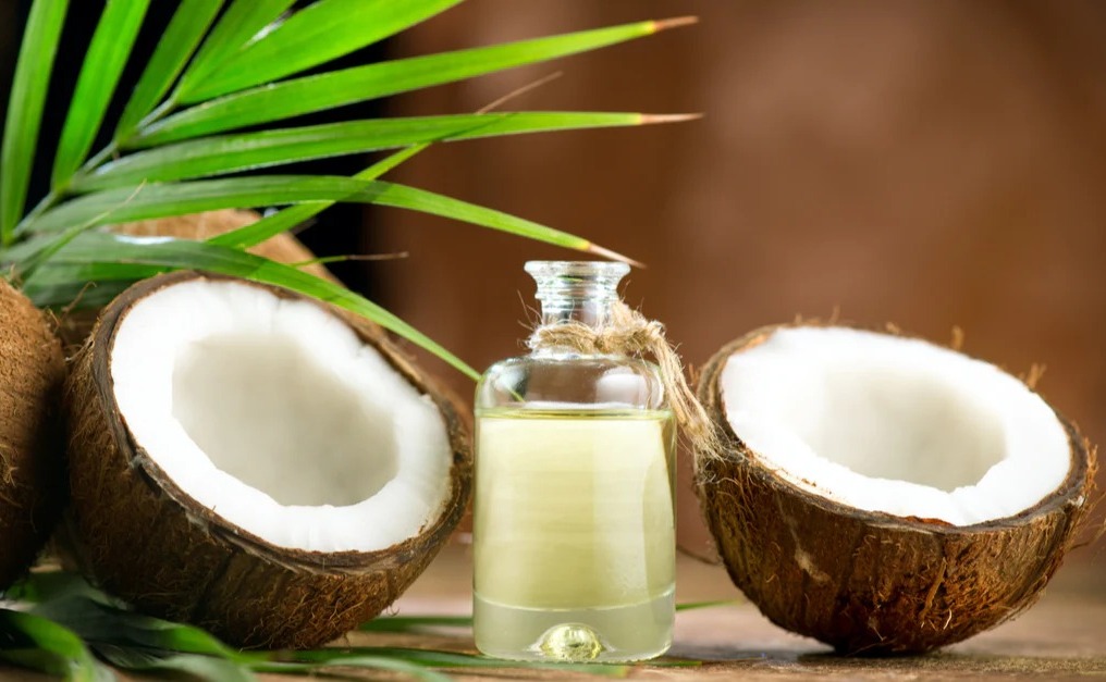 নারকেল তেলের কিটোন শরীরে কেটোন মাত্রা বাড়িয়ে মৃগীরোগ নিয়ন্ত্রণে ও খিঁচুনি কমাতে সাহায্য করতে পারে। একই সঙ্গে এটি মস্তিষ্কের কোষের জন্য বিকল্প শক্তি সরবরাহ করে, যা বিশেষত অ্যালজাইমারস রোগের ক্ষেত্রে উপকারী হতে পারে বলে মনে করা হচ্ছে।